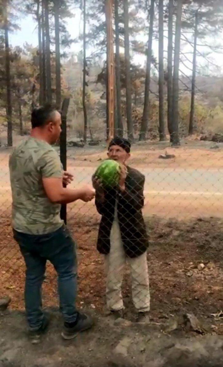 Antalya’da bahçesindeki karpuzları itfaiyeye verdi