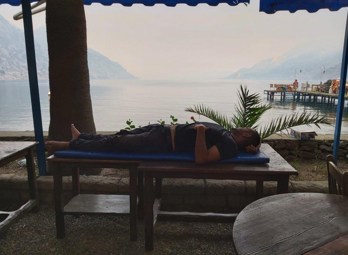 Marmaris'te alevlere müdahale eden ekip yorgun düştü