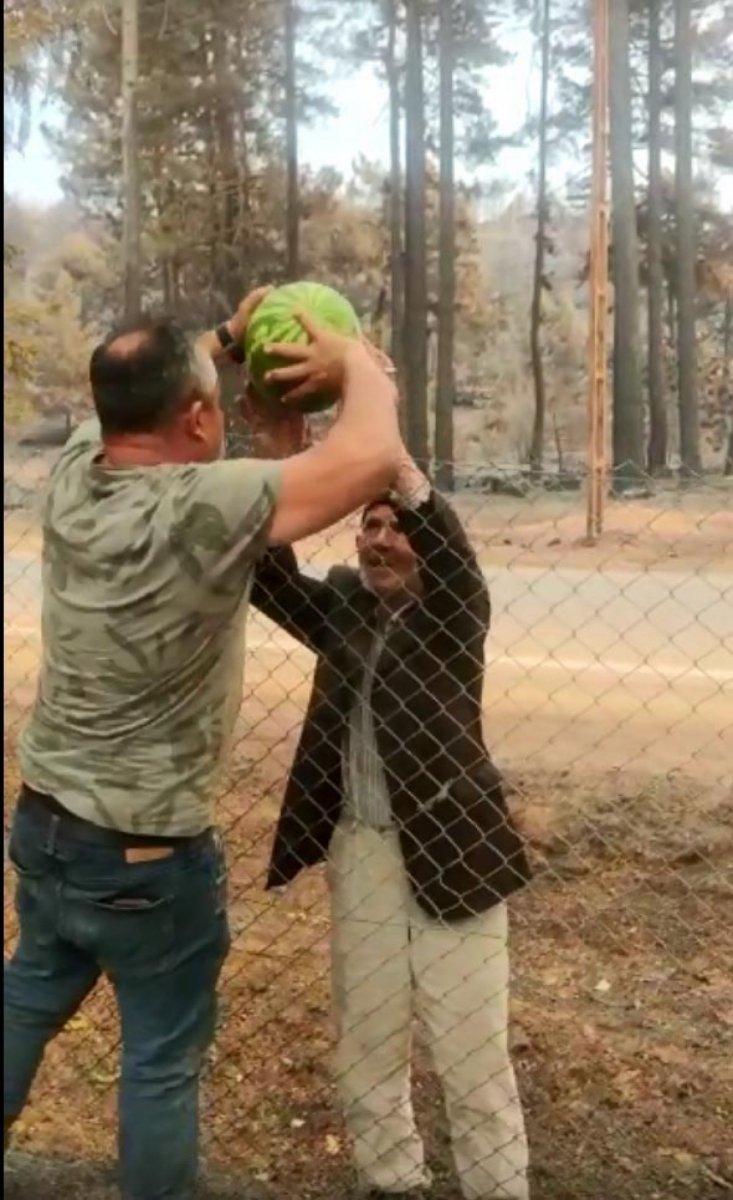 Antalya’da bahçesindeki karpuzları itfaiyeye verdi