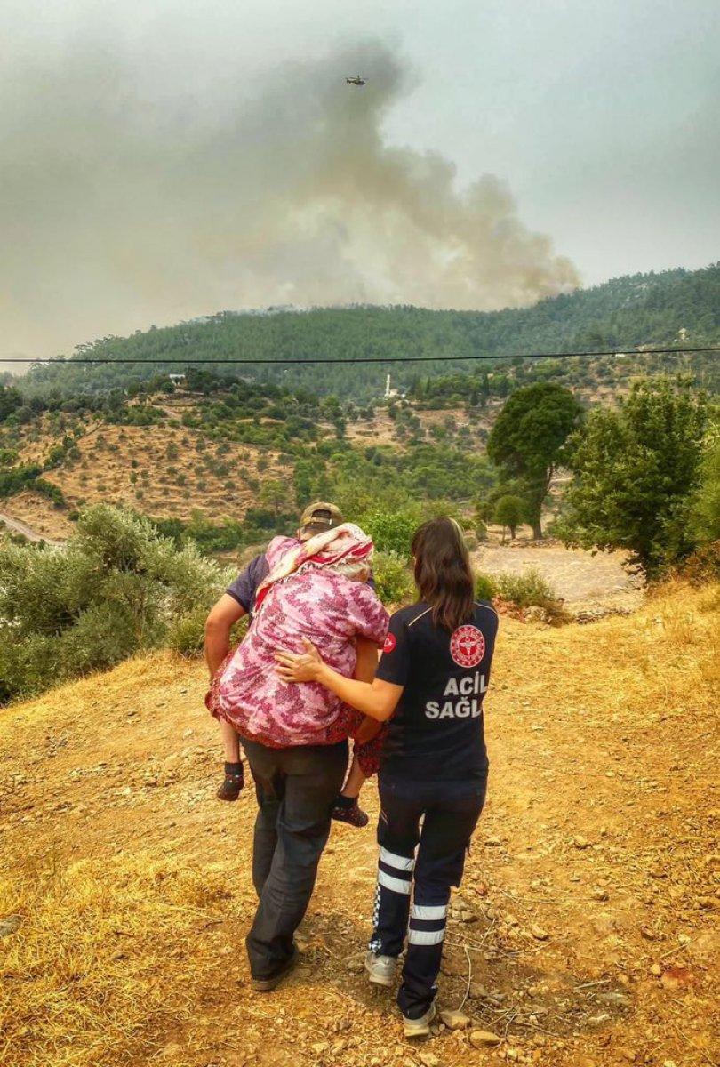 Fahrettin Koca paylaştı: Sağlıkçılar, Ayşe nineyi sırtında taşıdı