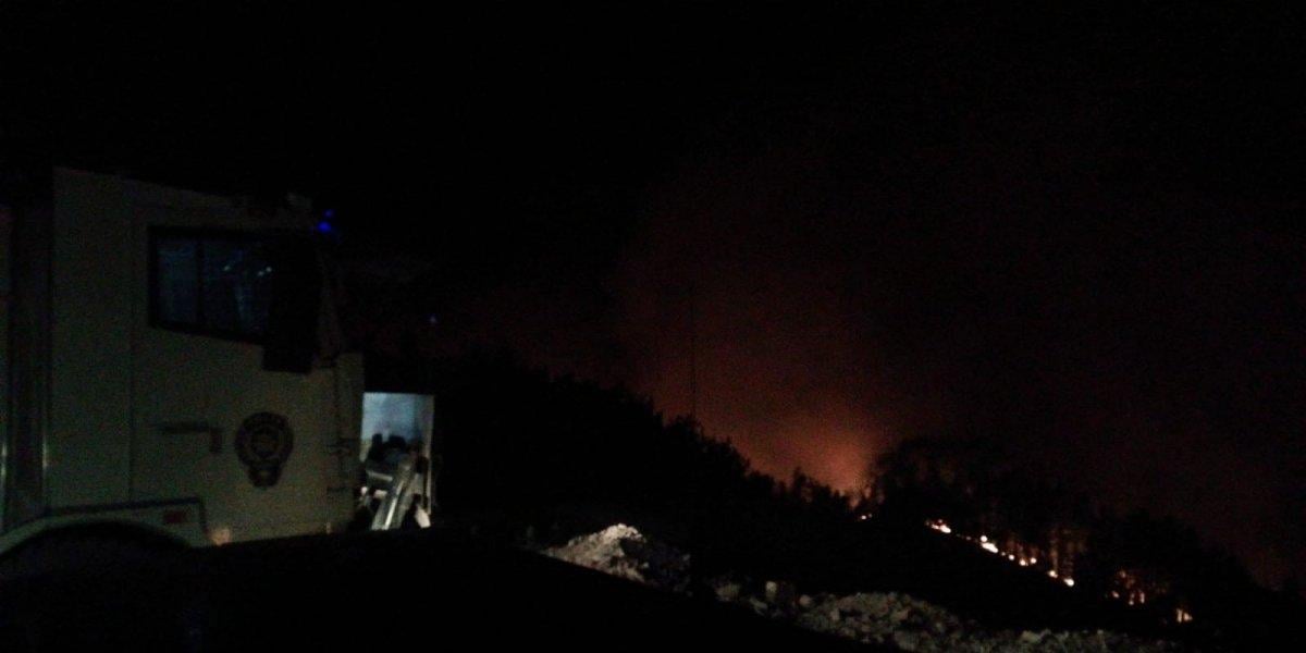 Antalya’da polisler, alevlerin üzerine avuç avuç kum döktü