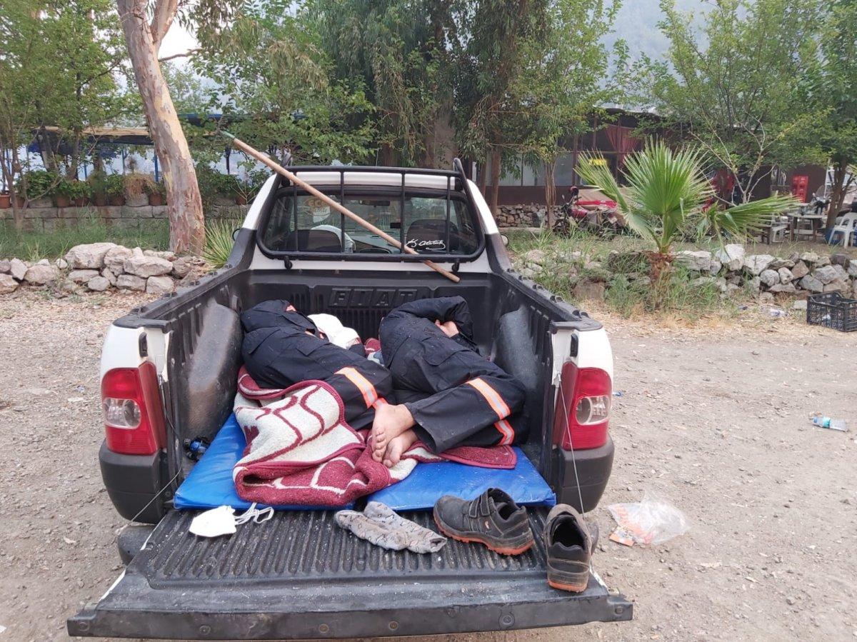 Marmaris'te alevlere müdahale eden ekip yorgun düştü