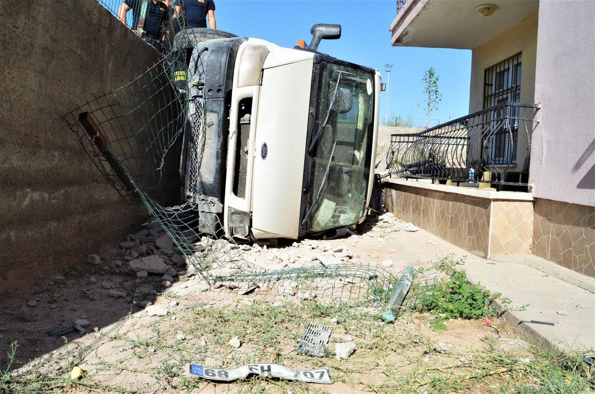 Aksaray’da evin bahçe duvarını yıkıp, kaçtılar