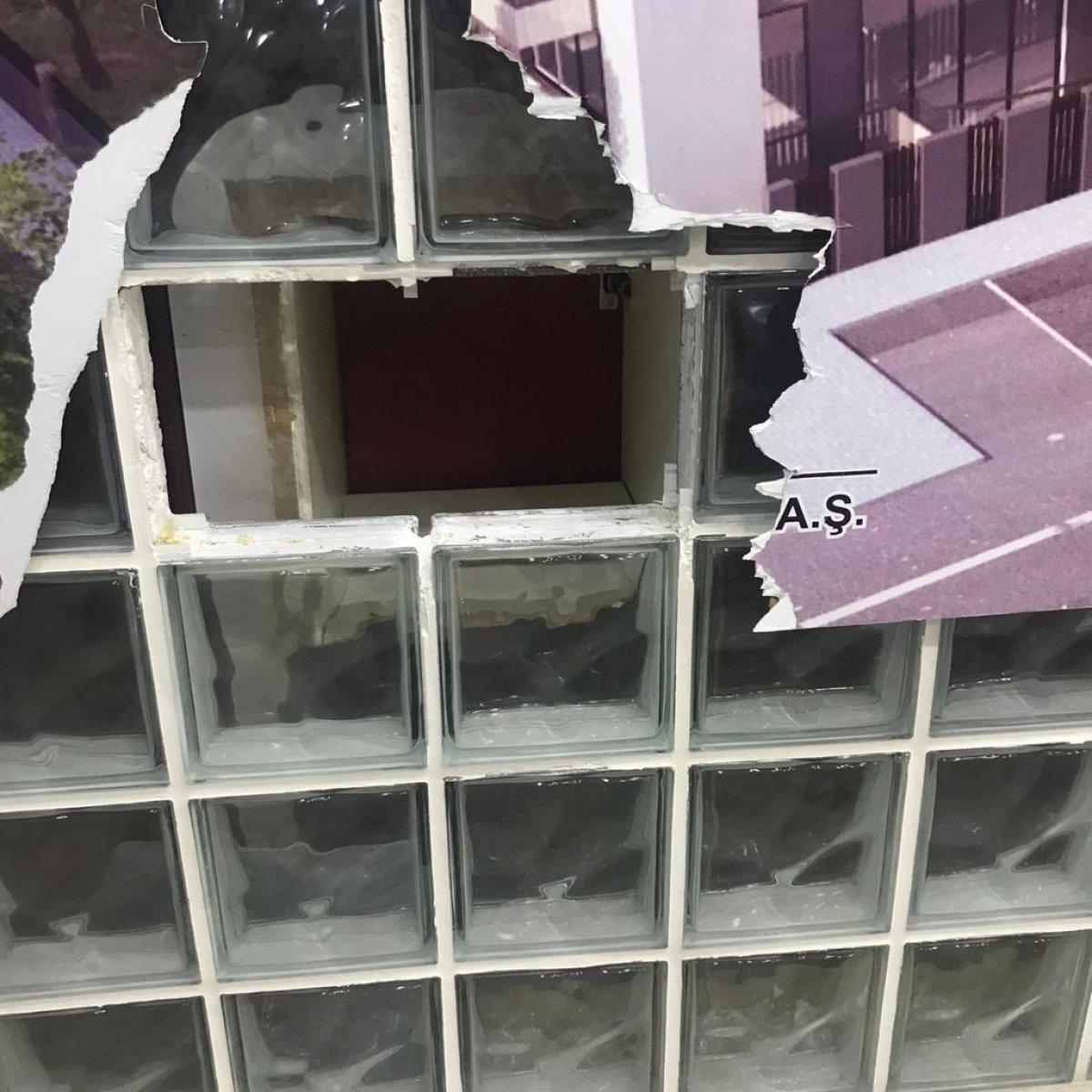 Kağıthane'de alıcı kılığına girip 130 bin TL'lik saati çaldılar