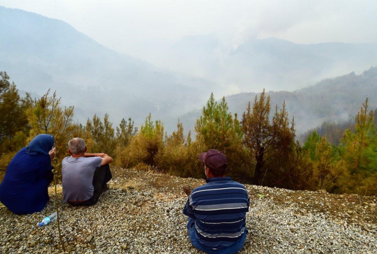Muğla Köyceğiz'de mahalleli yangını çaresizlikle izledi