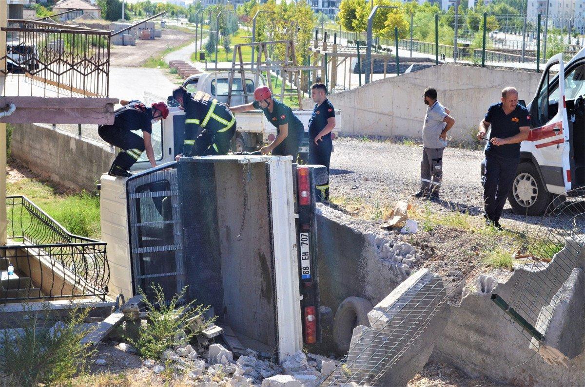 Aksaray’da evin bahçe duvarını yıkıp, kaçtılar