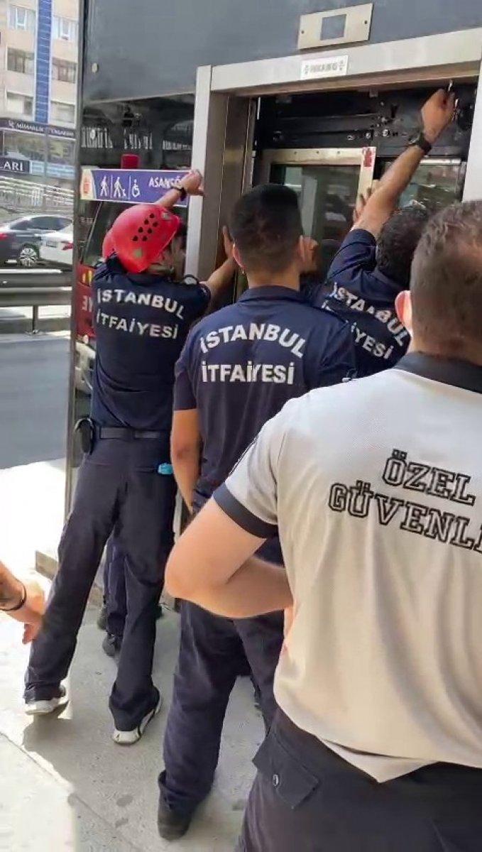 Avcılar’da metrobüs asansöründe mahsur kaldılar