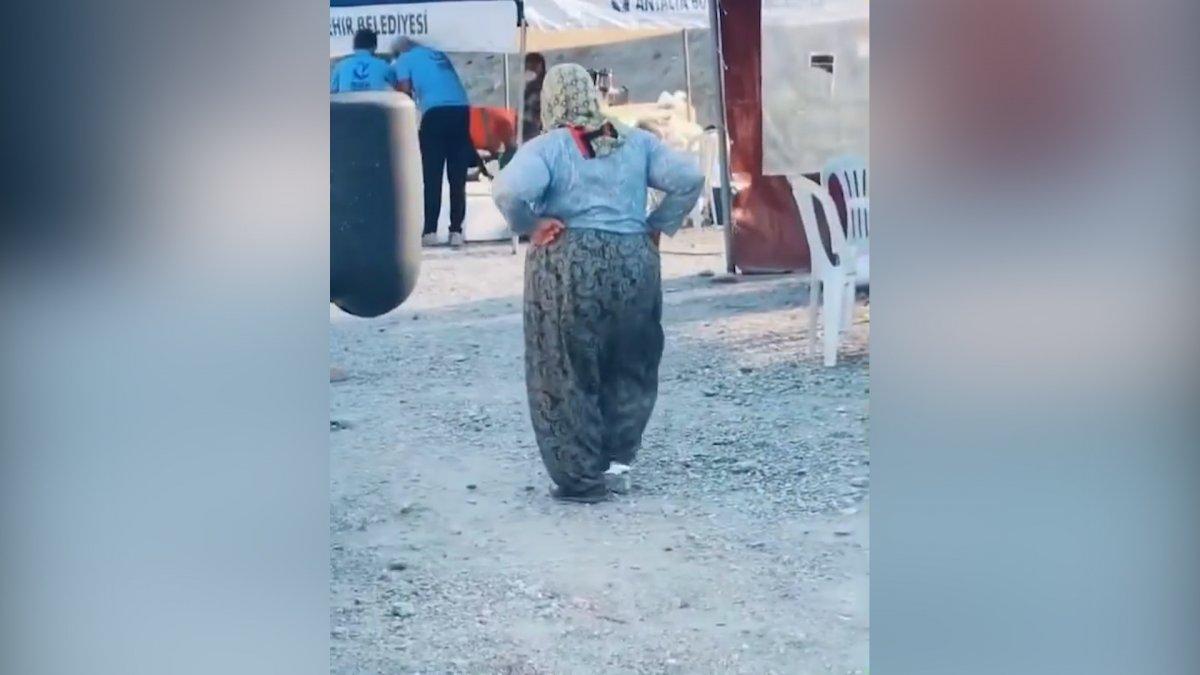 Alanya'da yardım kolisinin içinden topuklu ayakkabı çıktı