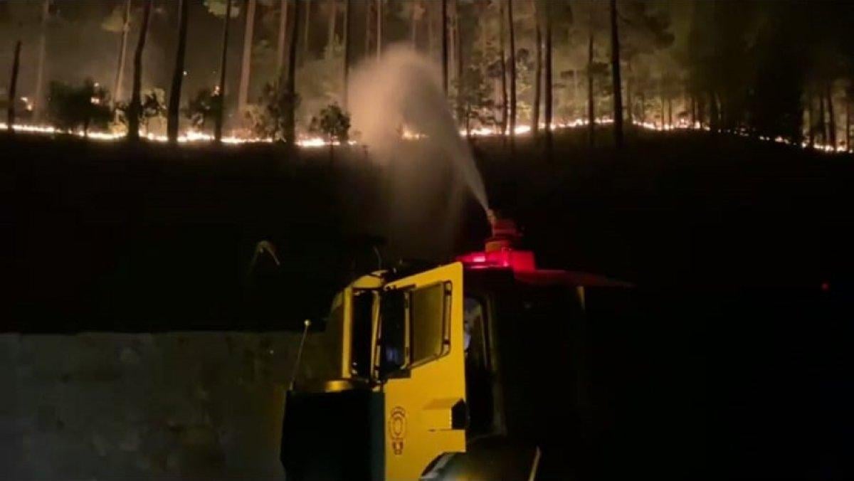 Antalya’da polisler, alevlerin üzerine avuç avuç kum döktü