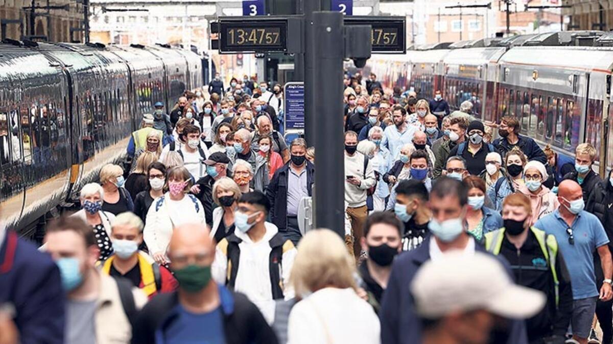 İngiltere'de son 24 saatte 30 bin 215 vaka