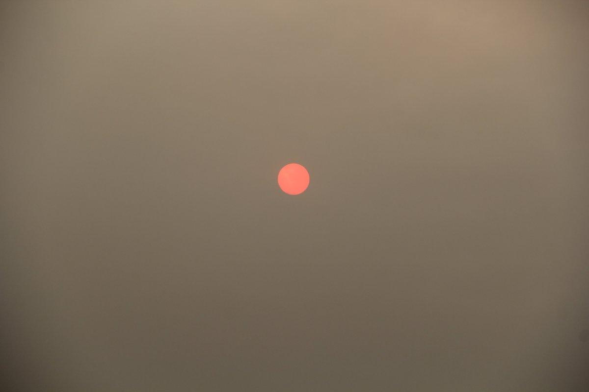 Bölgedeki yangınlar, İzmir'den Çanakkale'ye kadar gökyüzü rengini değiştirdi