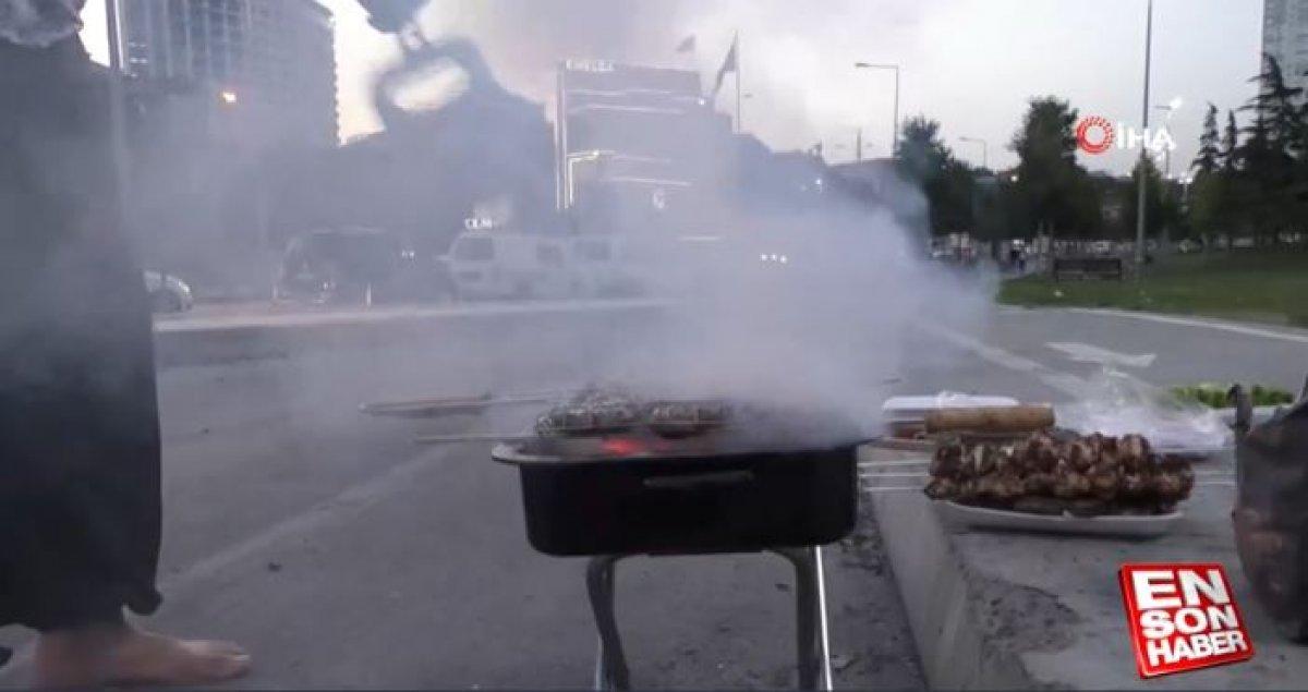 İstanbul'da yol kenarında mangal yapıldı