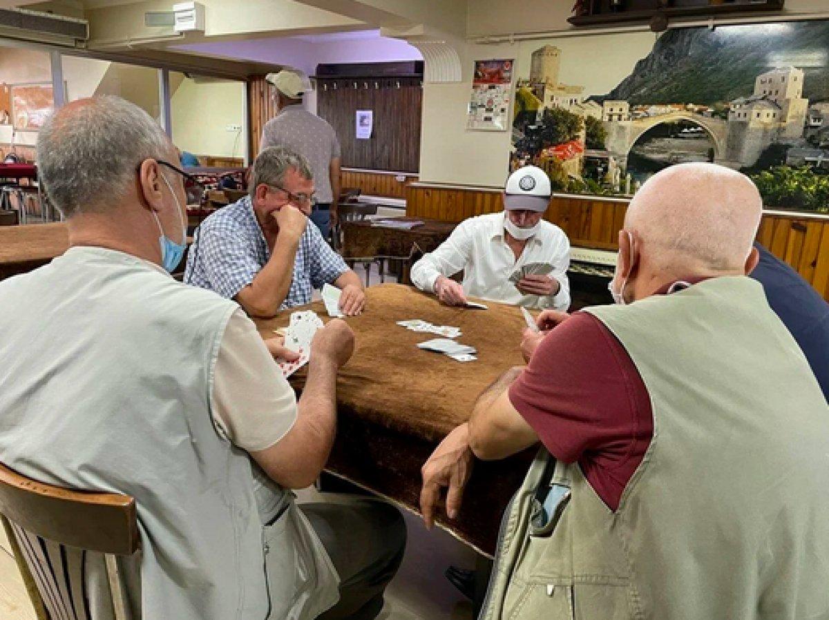 Kahvehanelerde aşı tartışması