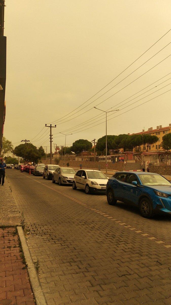 Bölgedeki yangınlar, İzmir'den Çanakkale'ye kadar gökyüzü rengini değiştirdi