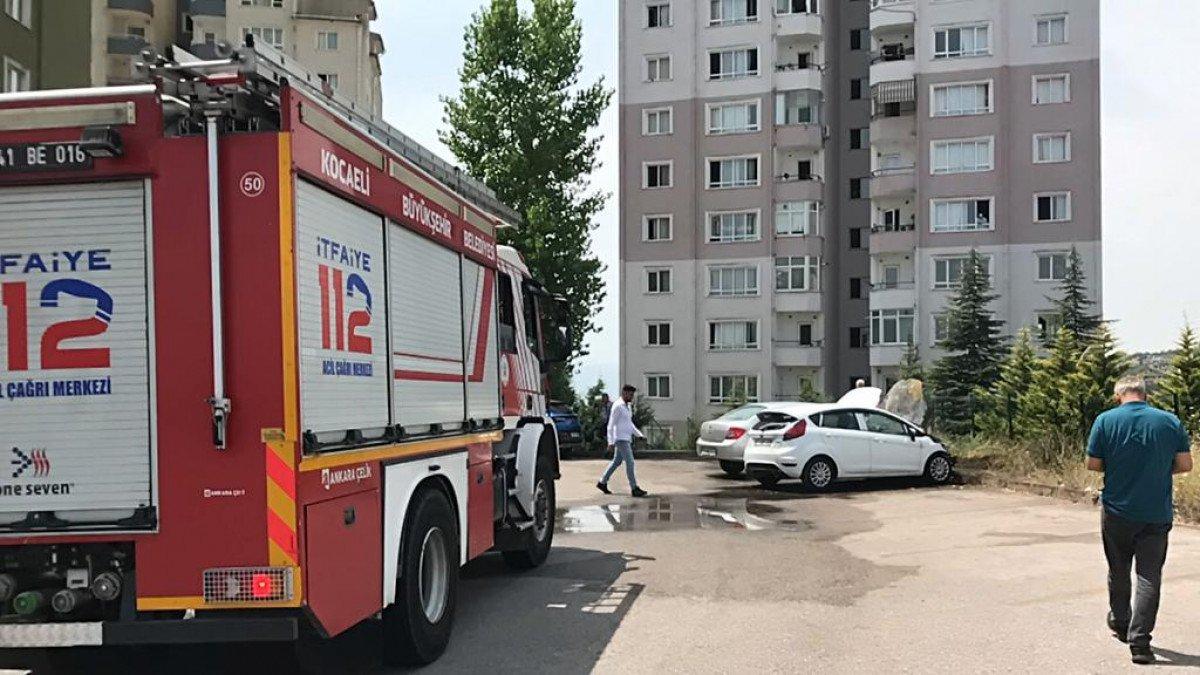 İzmit'te park halindeki otomobil alev alev yandı