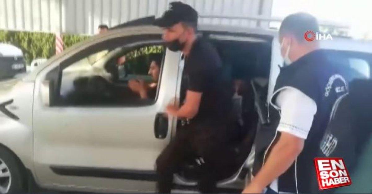 Osmaniye’de 5 kişilik araçtan 9 mülteci çıktı