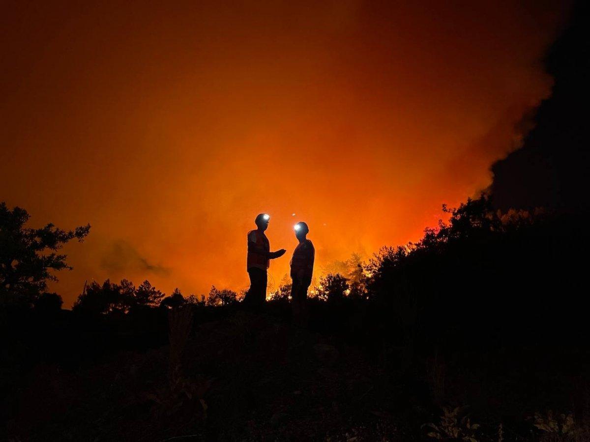 Muğla'da 9 gündür süren orman yangını, geceyi aydınlattı