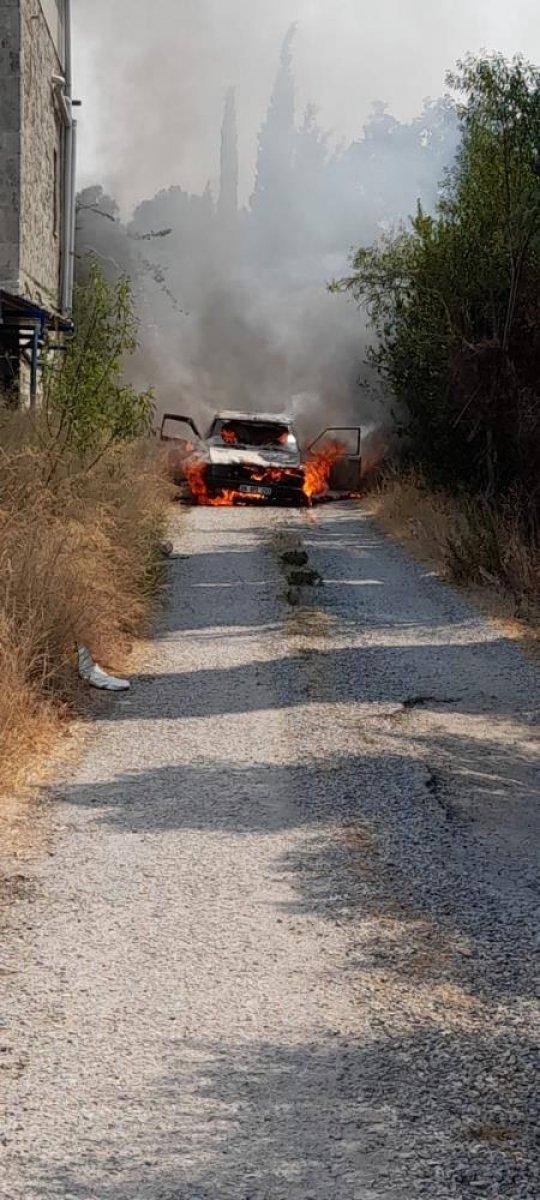Muğla'da yanan otomobil hurdaya döndü