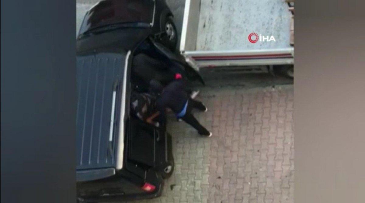 Sultangazi’de çalıntı araçla hırsızlık kamerada