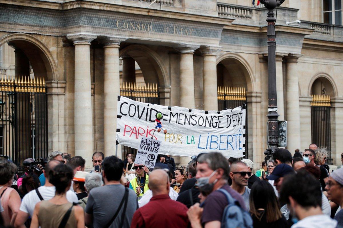 Fransa'da korona ile mücadele yasası onaylandı