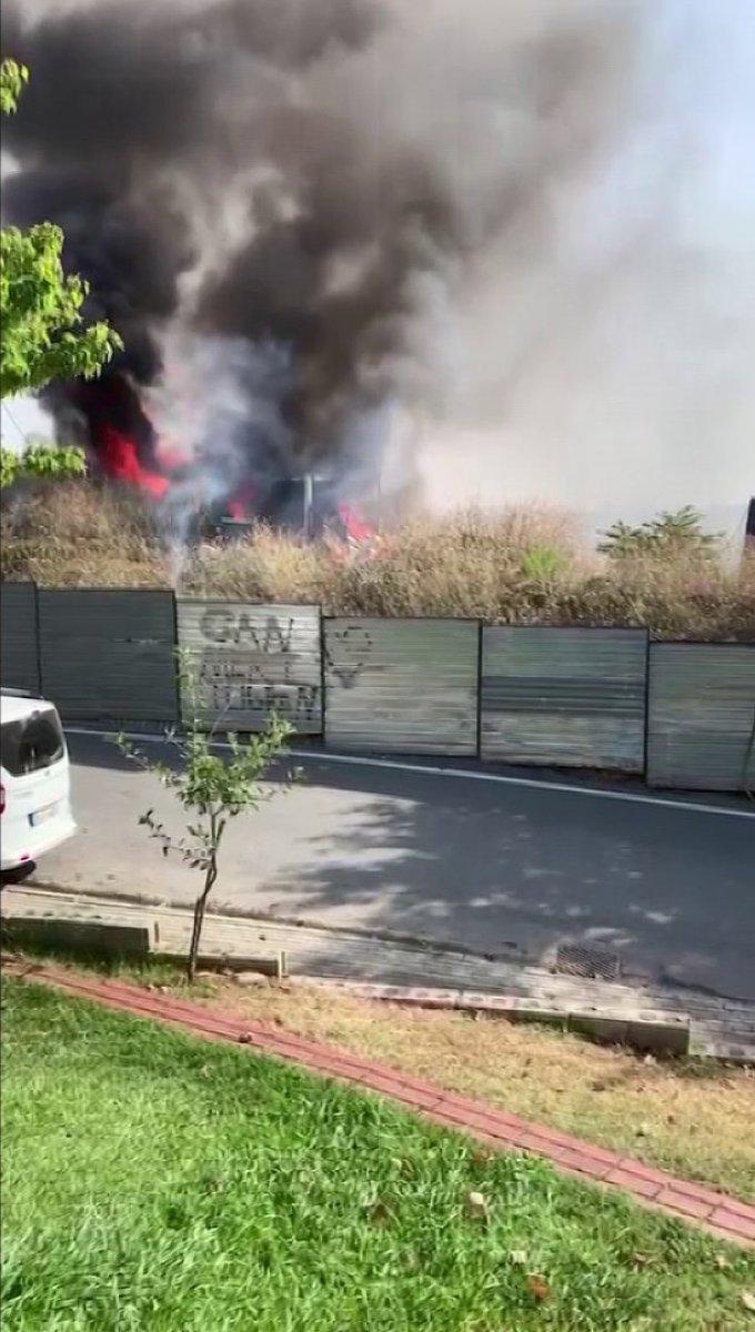 Üsküdar’da işçilerin kaldığı konteyner alev alev yandı