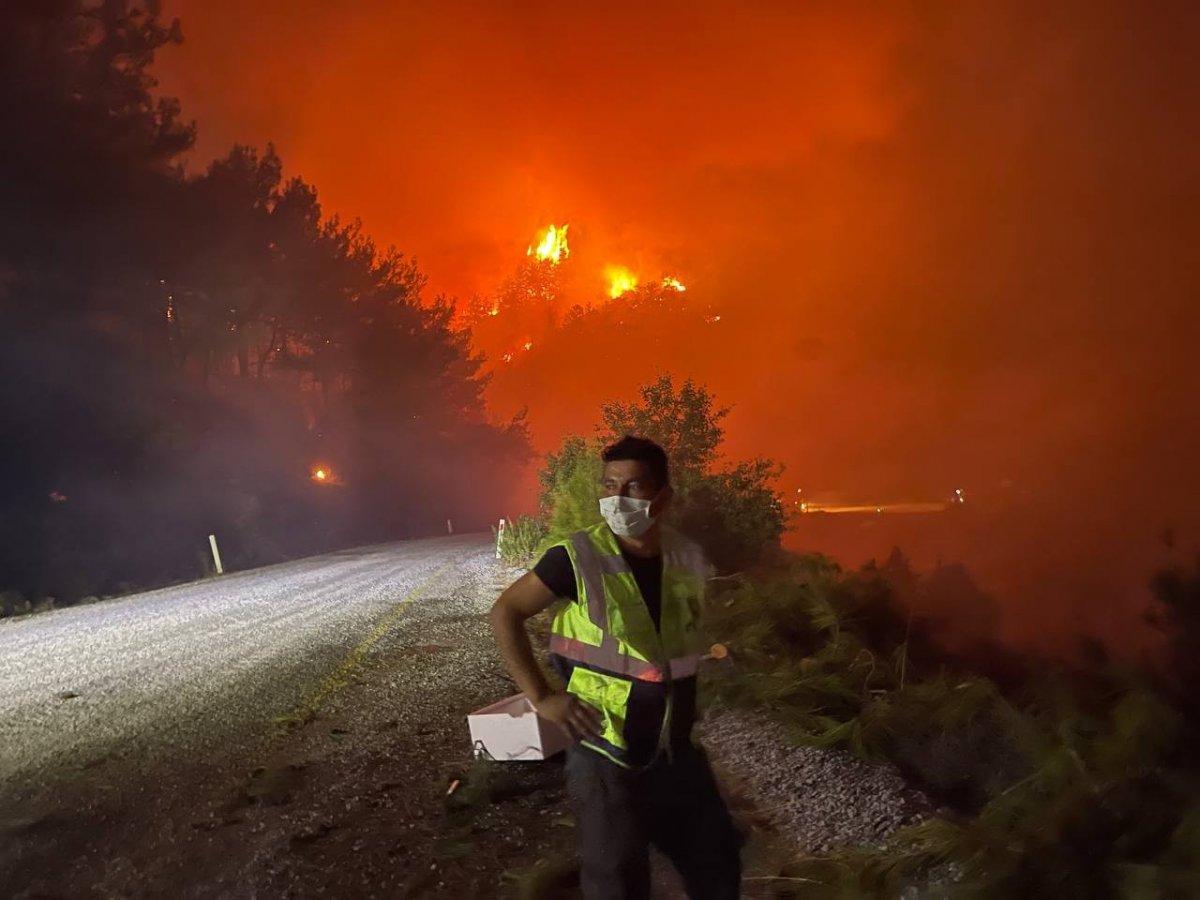 Muğla'da 9 gündür süren orman yangını, geceyi aydınlattı