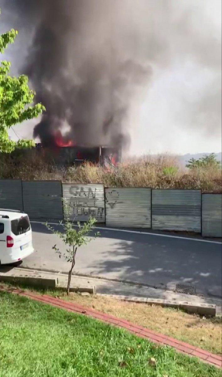 Üsküdar’da işçilerin kaldığı konteyner alev alev yandı