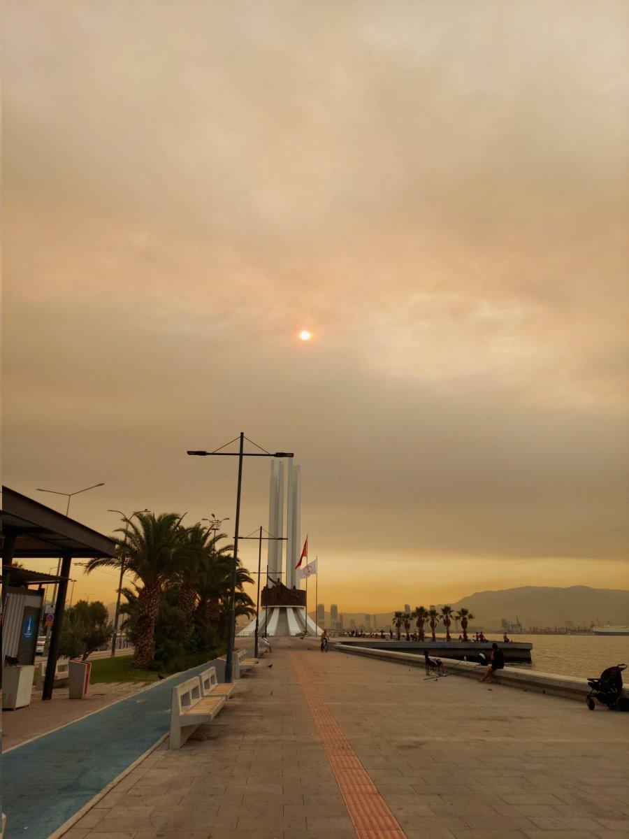 Bölgedeki yangınlar, İzmir'den Çanakkale'ye kadar gökyüzü rengini değiştirdi