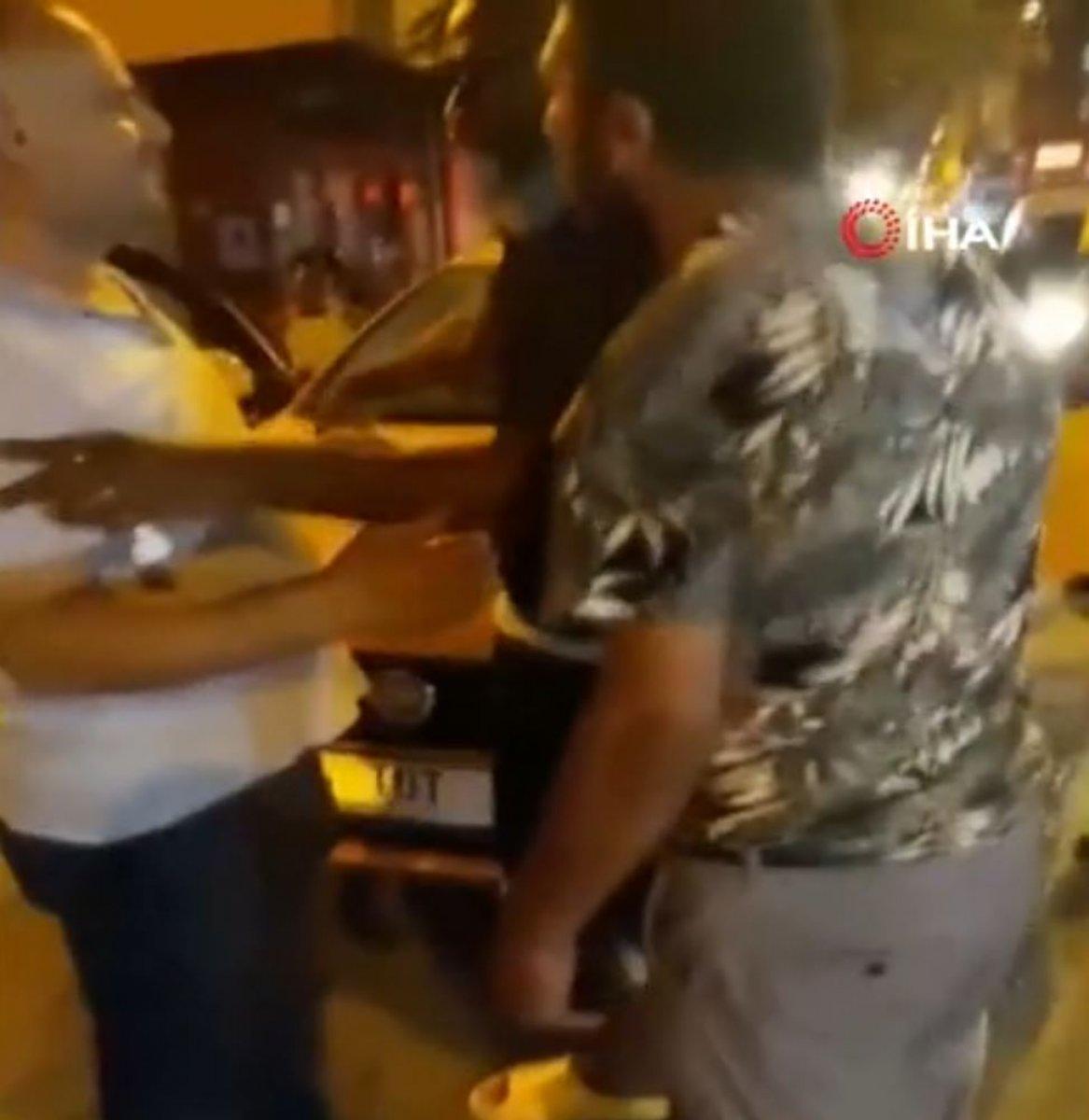 İstanbul'da dolandırıldığını düşünen turist, taksiciyle tartıştı