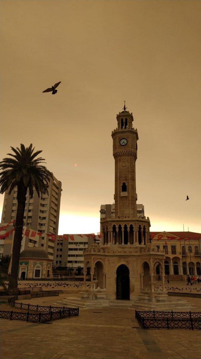 Bölgedeki yangınlar, İzmir'den Çanakkale'ye kadar gökyüzü rengini değiştirdi
