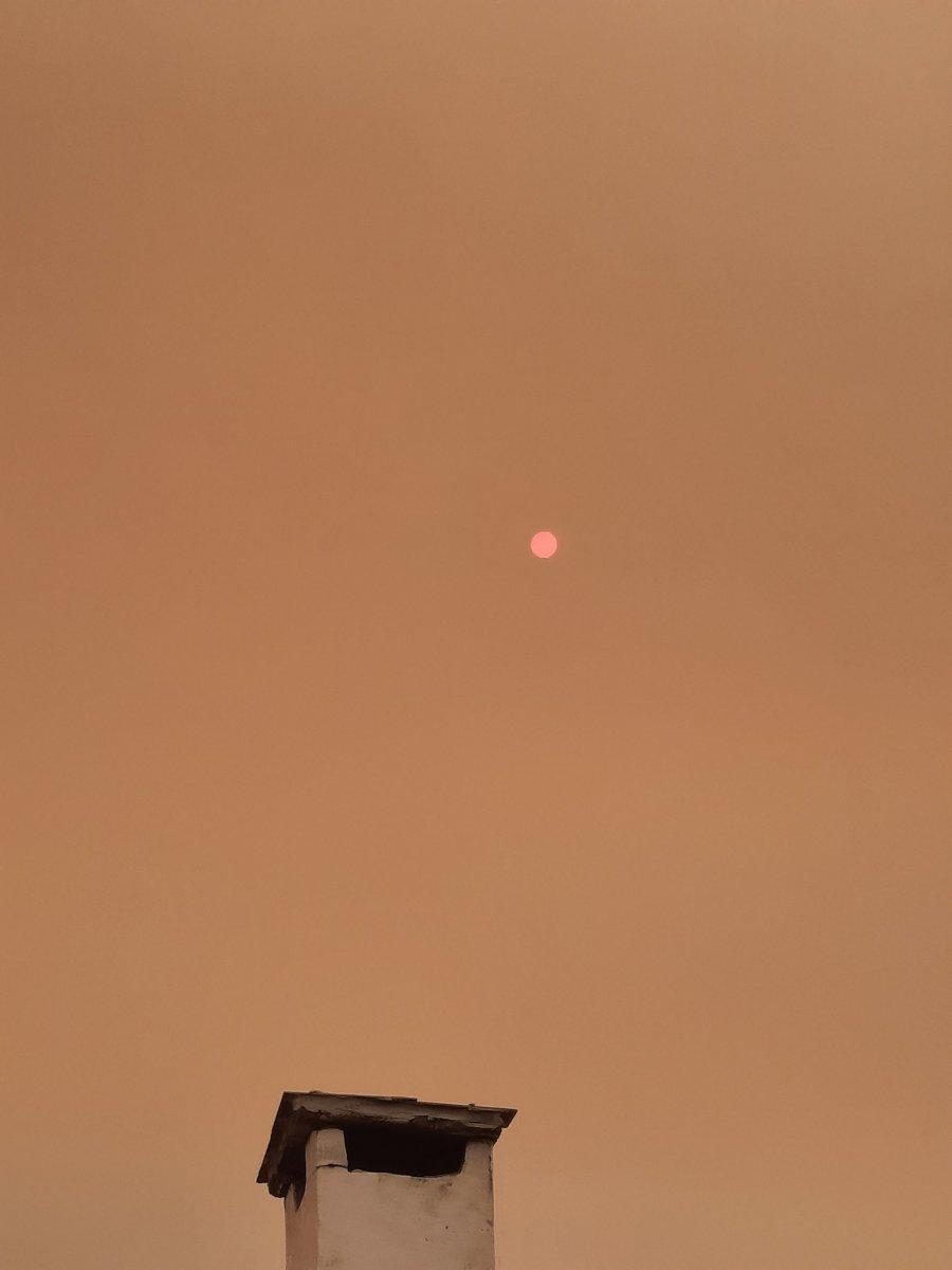 Bölgedeki yangınlar, İzmir'den Çanakkale'ye kadar gökyüzü rengini değiştirdi