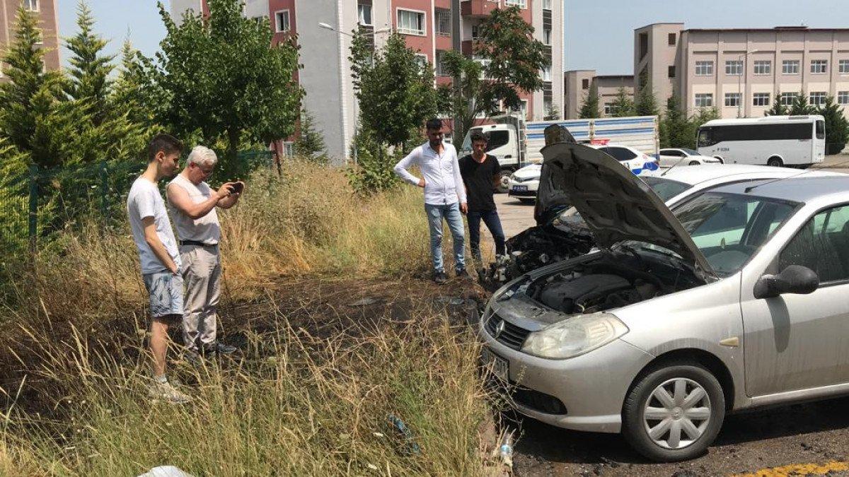 İzmit'te park halindeki otomobil alev alev yandı
