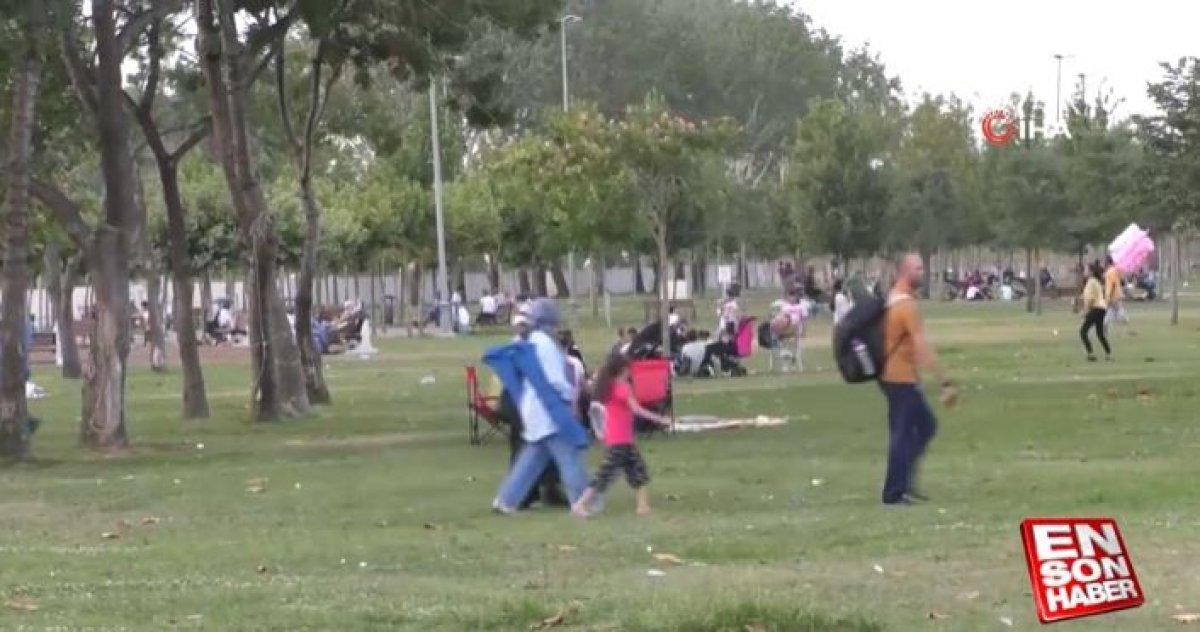 İstanbul'da yol kenarında mangal yapıldı