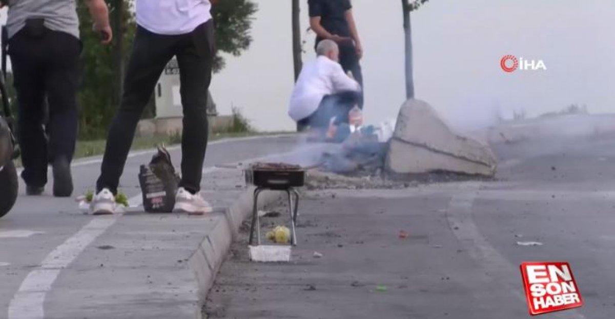 İstanbul'da yol kenarında mangal yapıldı