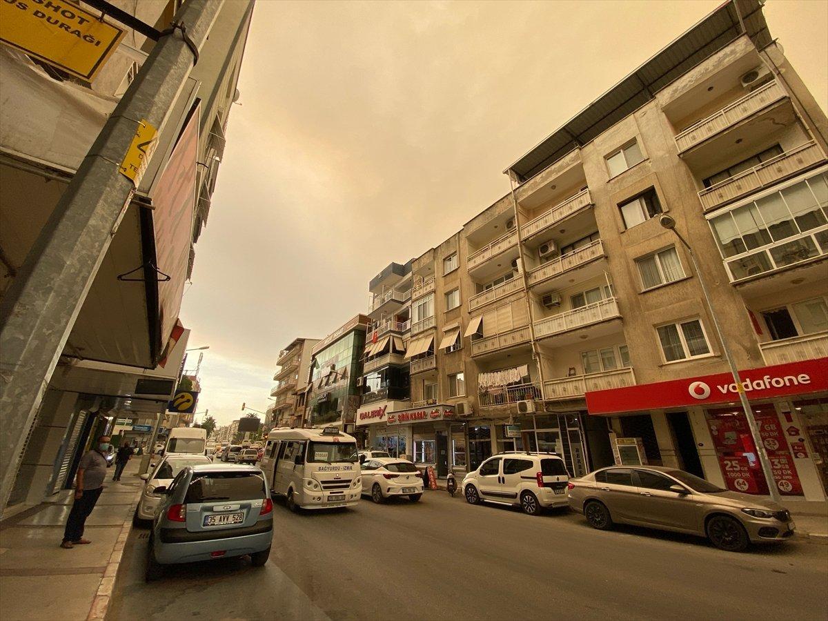 Bölgedeki yangınlar, İzmir'den Çanakkale'ye kadar gökyüzü rengini değiştirdi