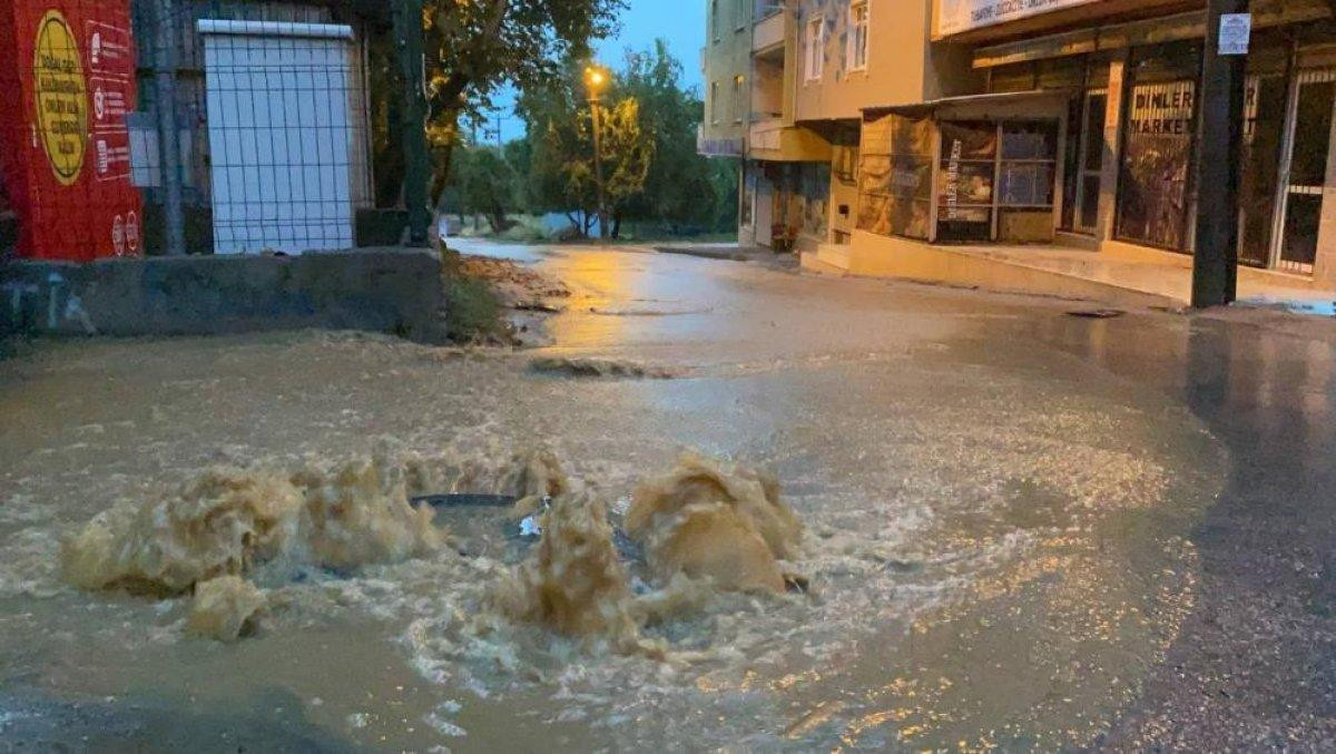 Bursa'da sağanak yağış etkili oldu: Ev ve iş yerlerini su bastı