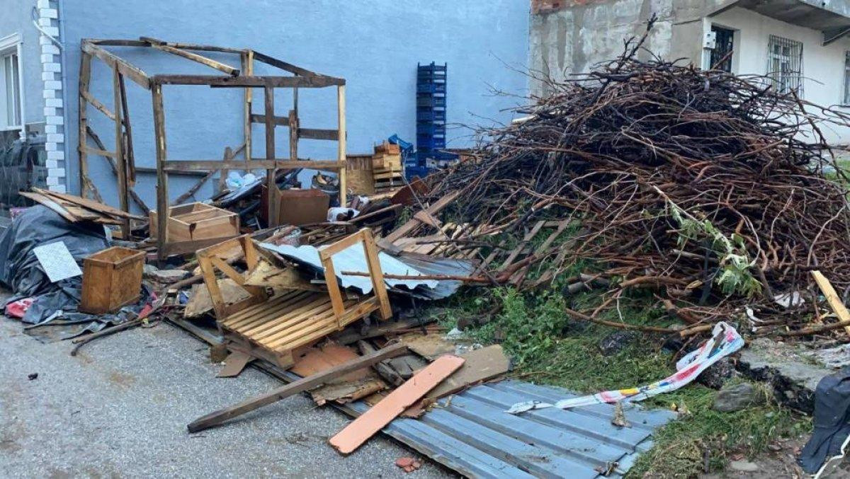 Bursa'da sağanak yağış etkili oldu: Ev ve iş yerlerini su bastı