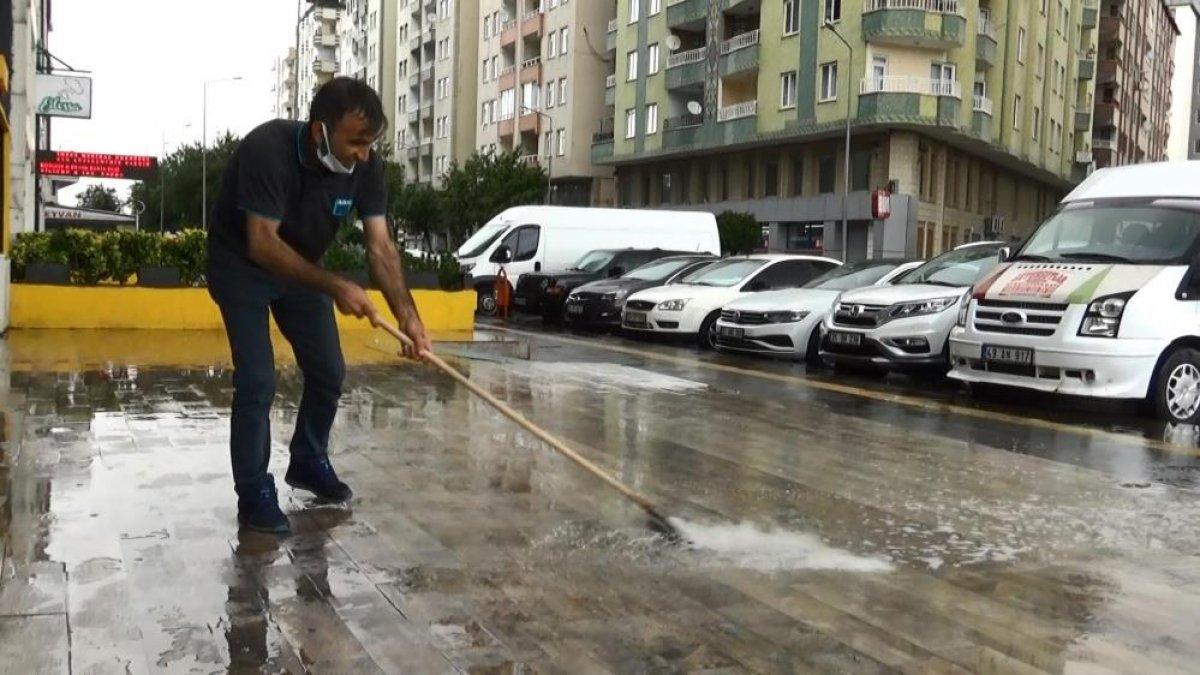 Diyarbakır'da sağanak yağış etkili oldu