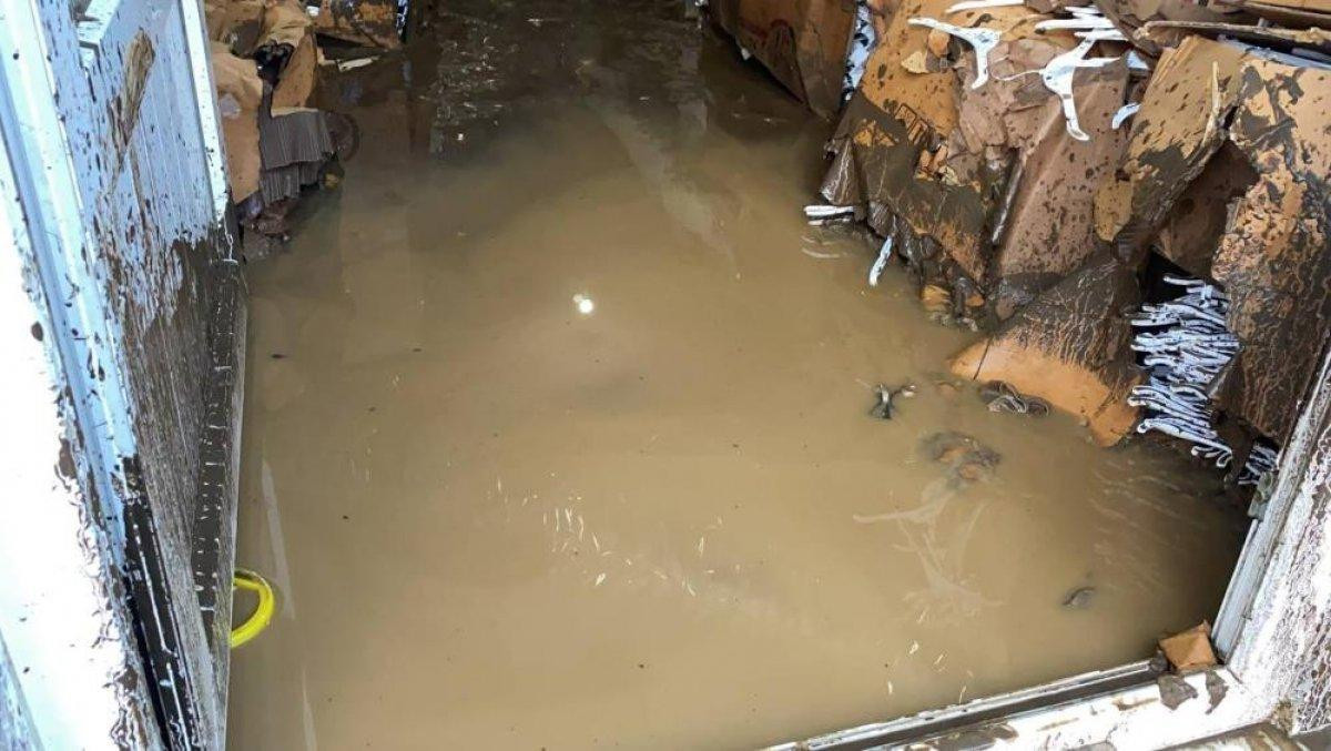 Bursa'da sağanak yağış etkili oldu: Ev ve iş yerlerini su bastı