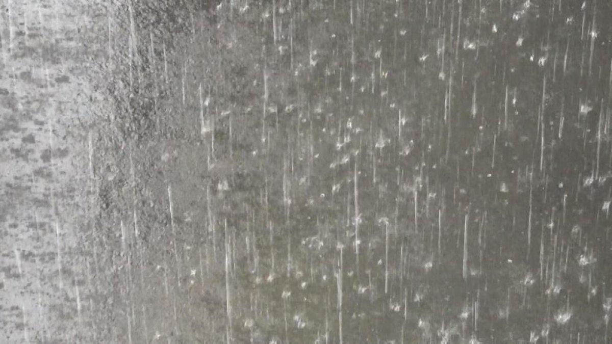 Diyarbakır'da sağanak yağış etkili oldu