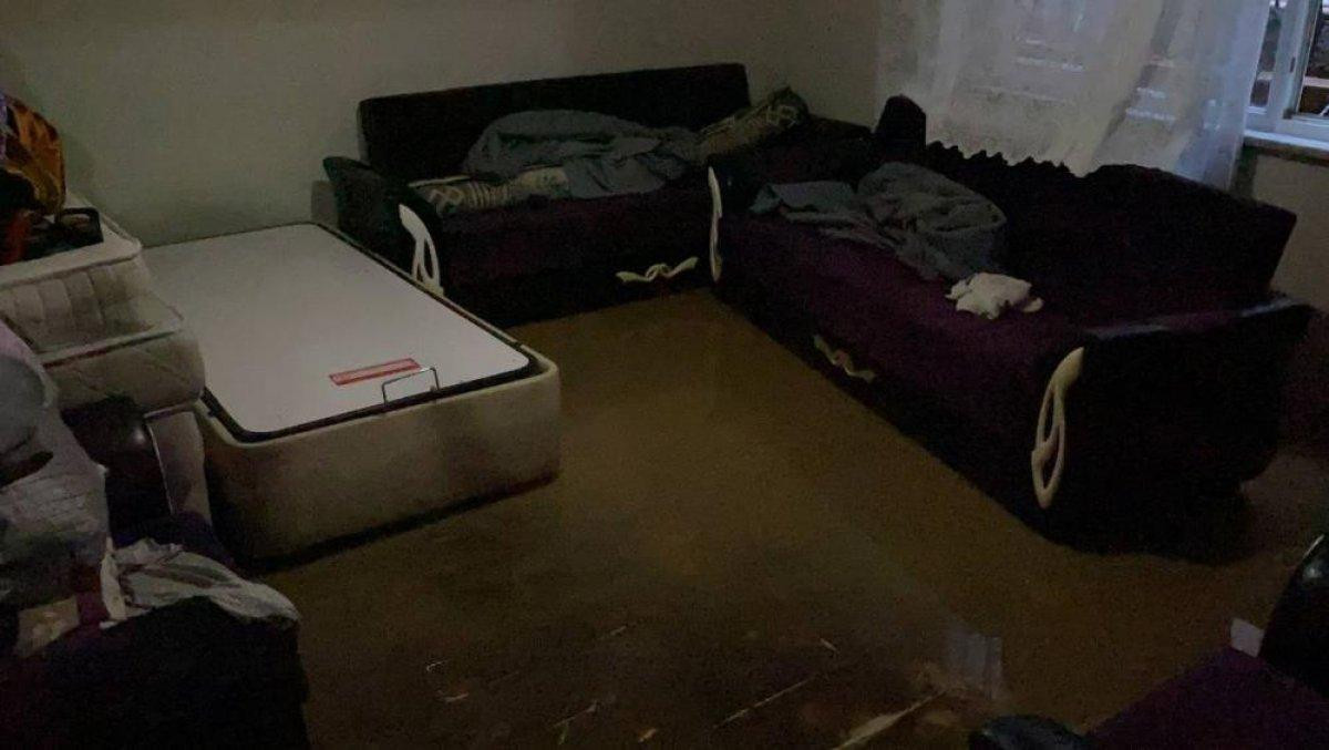 Bursa'da sağanak yağış etkili oldu: Ev ve iş yerlerini su bastı