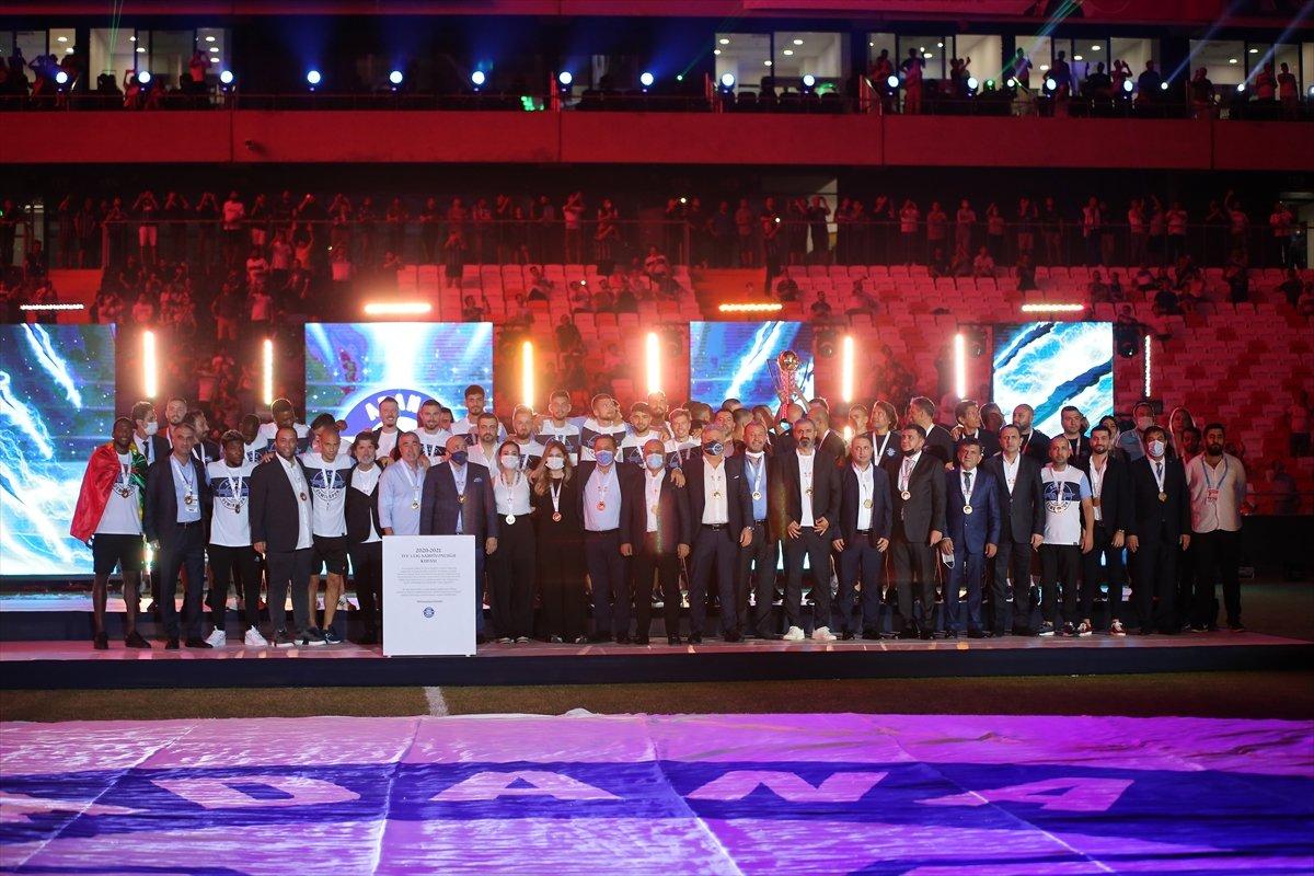 Adana Demirspor şampiyonluk kupasını kaldırdı