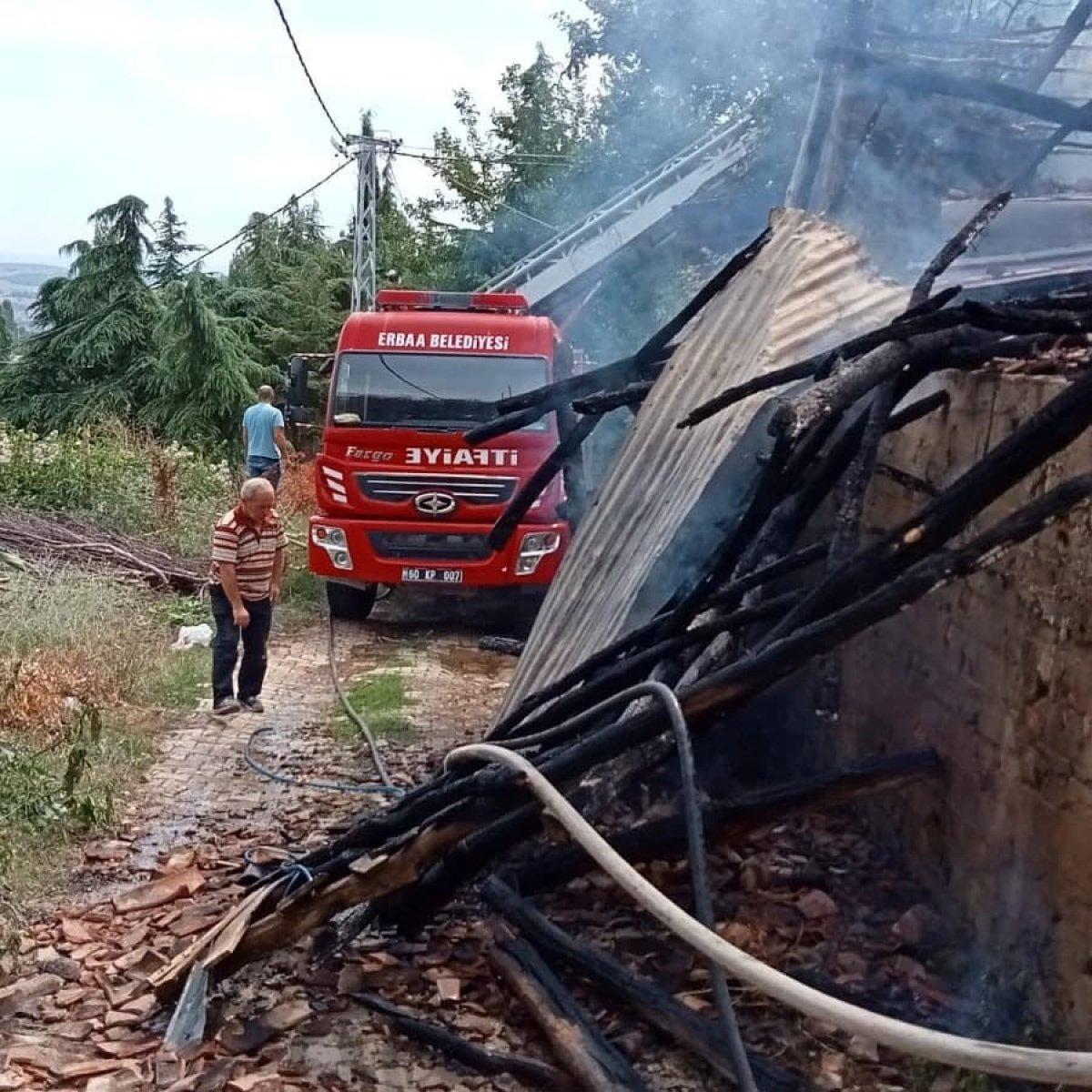 Tokat'ta saman balyalarındaki yangın evlere sıçradı