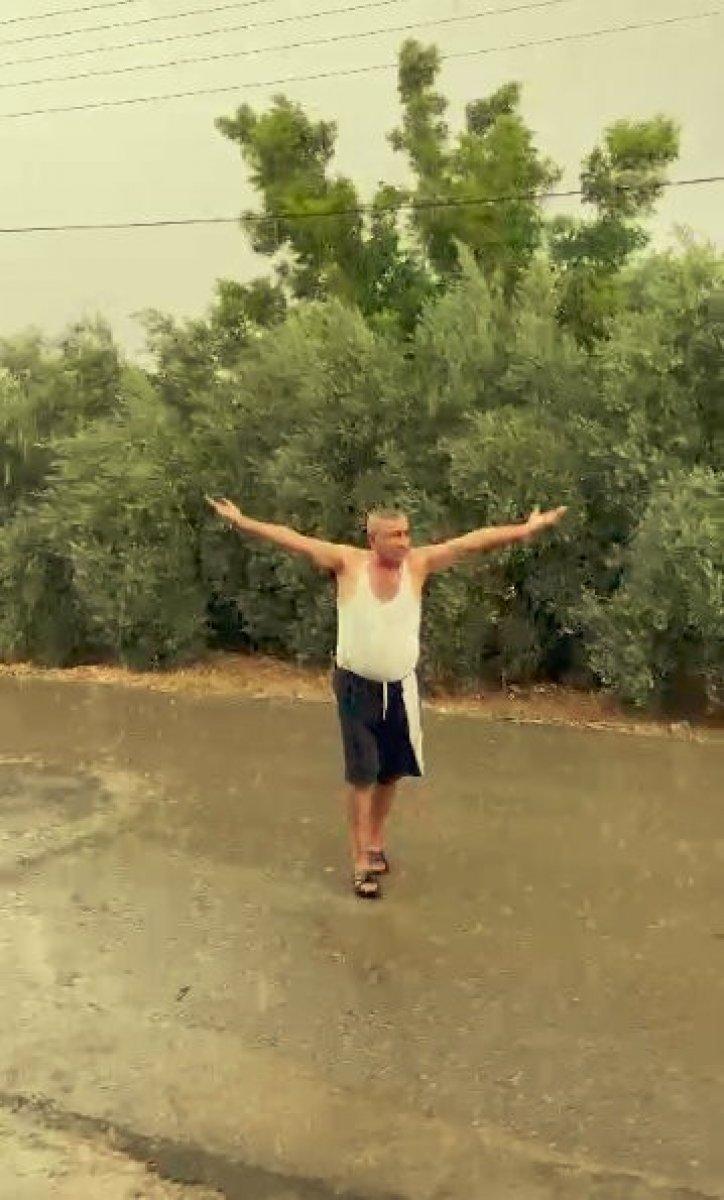 Antalya'da yağmuru gören çiftçi kendini yola attı