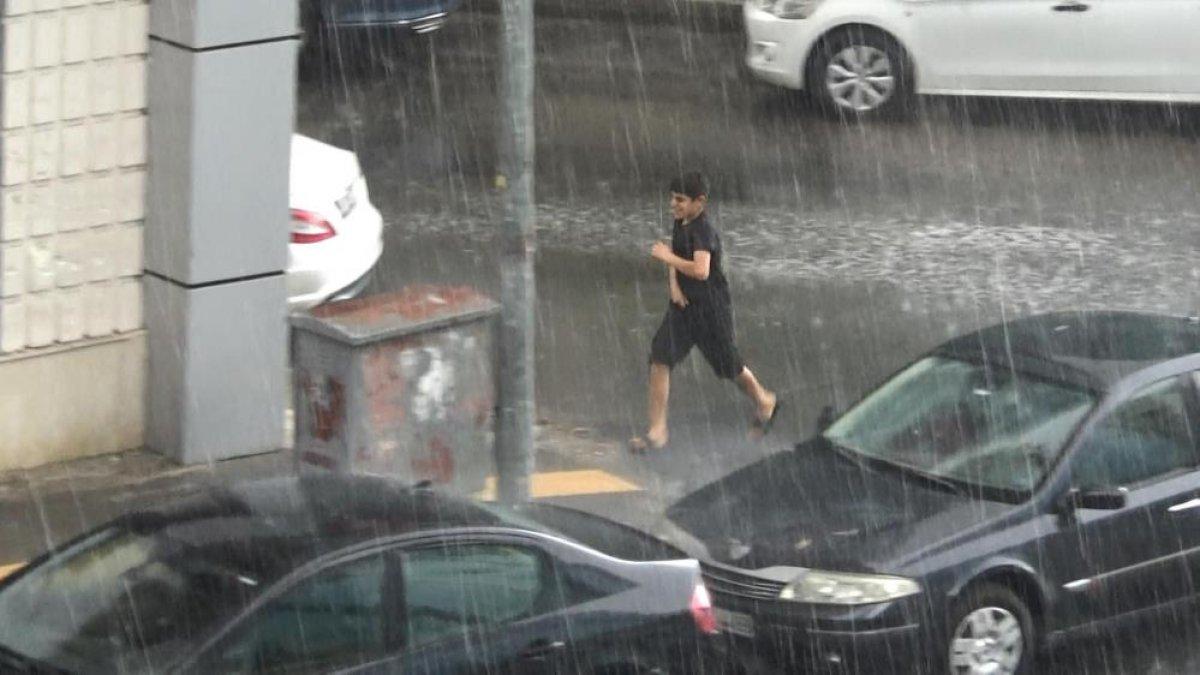 Diyarbakır'da sağanak yağış etkili oldu