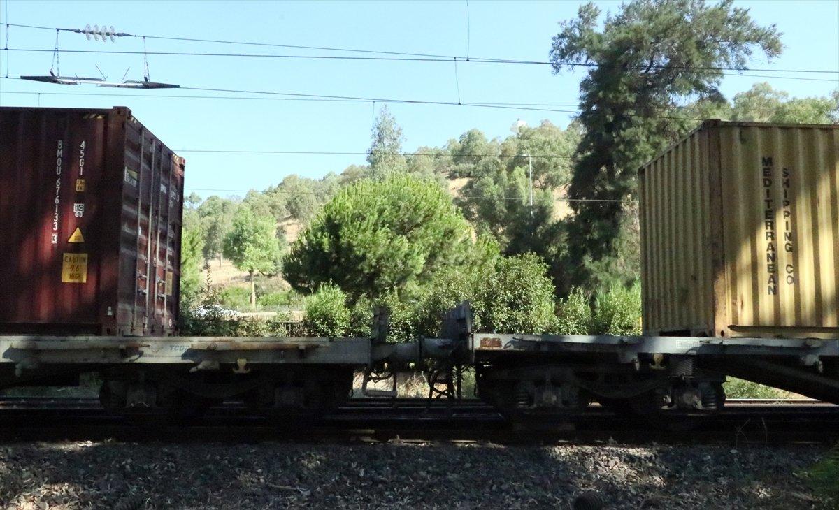 İzmir'de yük treni raydan çıktı
