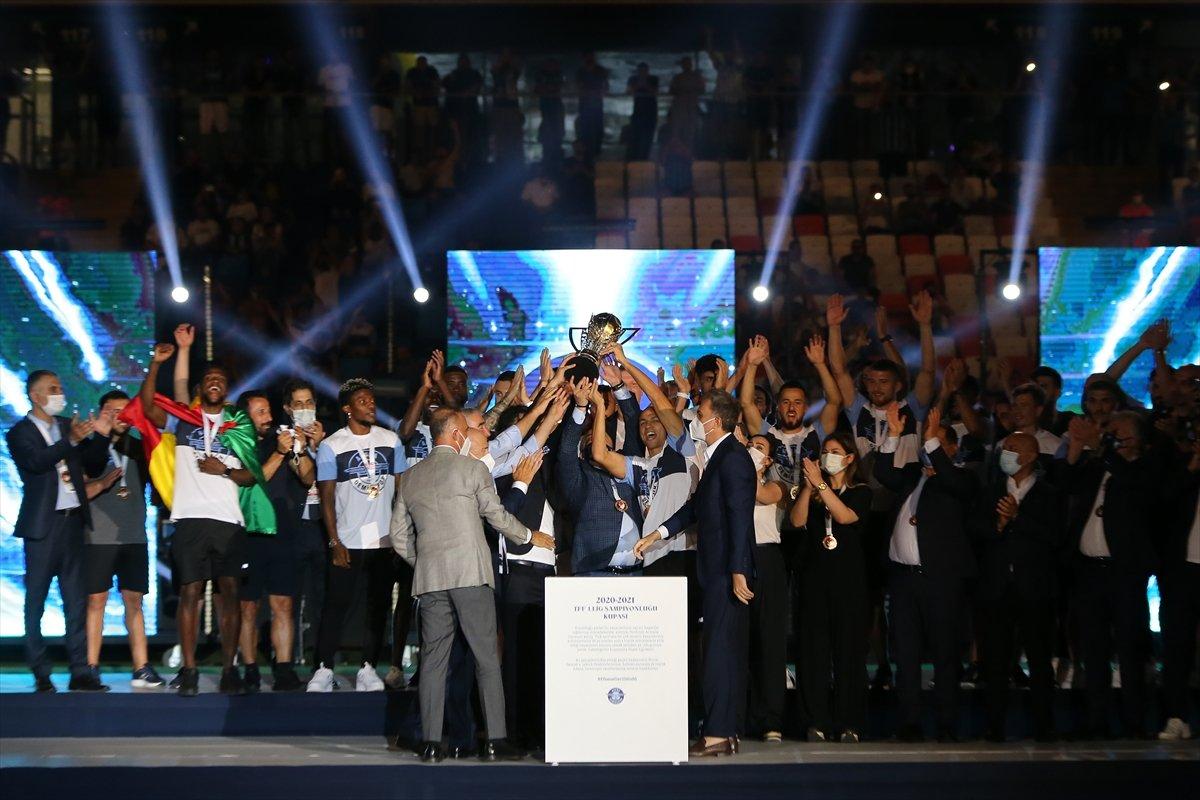 Adana Demirspor şampiyonluk kupasını kaldırdı