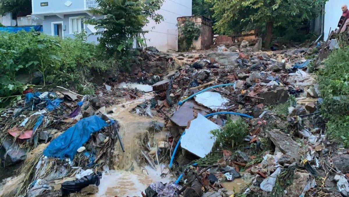 Bursa'da sağanak yağış etkili oldu: Ev ve iş yerlerini su bastı