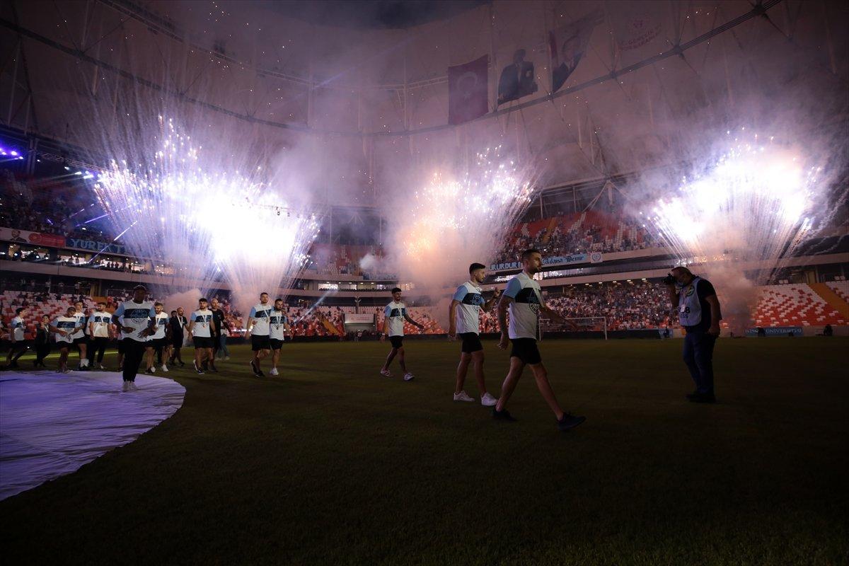 Adana Demirspor şampiyonluk kupasını kaldırdı