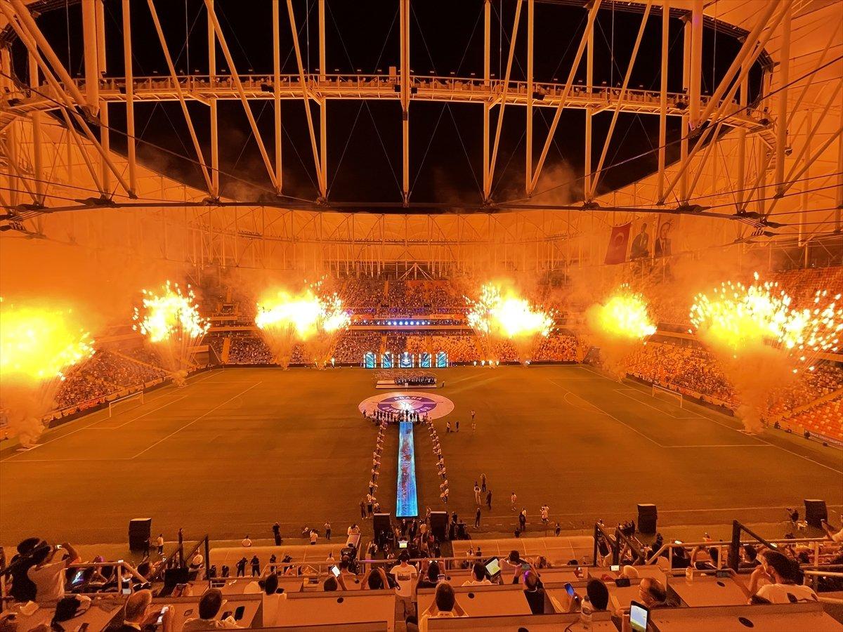 Adana Demirspor şampiyonluk kupasını kaldırdı